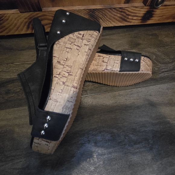 New! Platform Wedge Sandals - Picture 2 of 5